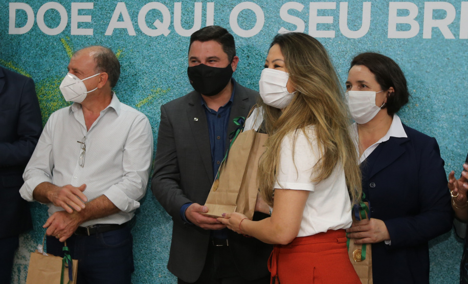 Parana Pia Encerramento da Campanha Paraná Piá, idealizada pela Primeira Dama do Estado, a Srª Luciana Saito Massa juntamente com a Superintendência Geral de Ação Solidária, no Hospital da Providencia em Apucarana, nesta quinta-feira(15).O objetivo da Campanha foi arrecadar brinquedos que foram entregues em comemoração ao dia das crianças. 15/10/2020 - Foto: Geraldo Bubniak/AEN