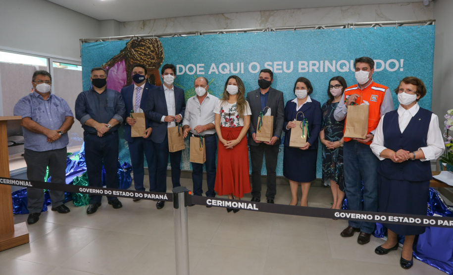 Parana Pia Encerramento da Campanha Paraná Piá, idealizada pela Primeira Dama do Estado, a Srª Luciana Saito Massa juntamente com a Superintendência Geral de Ação Solidária, no Hospital da Providencia em Apucarana, nesta quinta-feira(15).O objetivo da Campanha foi arrecadar brinquedos que foram entregues em comemoração ao dia das crianças. 15/10/2020 - Foto: Geraldo Bubniak/AEN