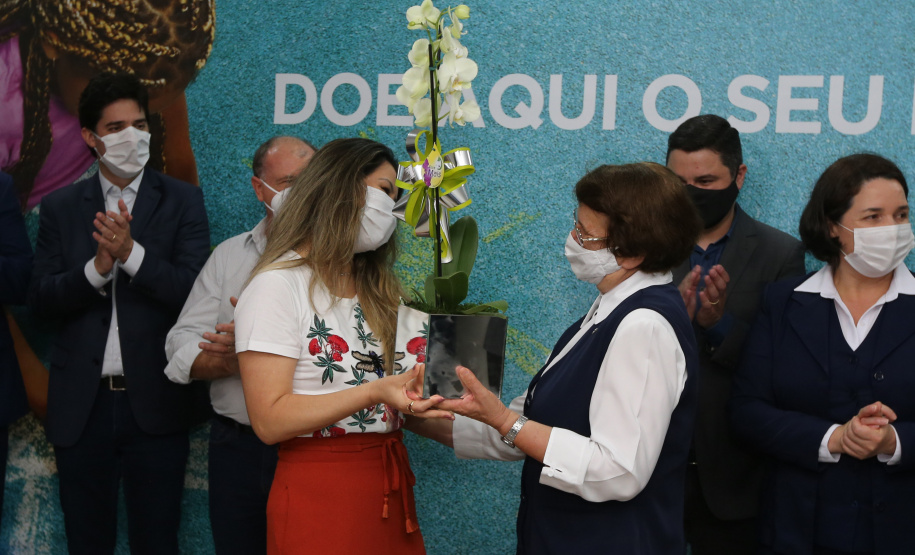 Parana Pia Encerramento da Campanha Paraná Piá, idealizada pela Primeira Dama do Estado, a Srª Luciana Saito Massa juntamente com a Superintendência Geral de Ação Solidária, no Hospital da Providencia em Apucarana, nesta quinta-feira(15).O objetivo da Campanha foi arrecadar brinquedos que foram entregues em comemoração ao dia das crianças. 15/10/2020 - Foto: Geraldo Bubniak/AEN