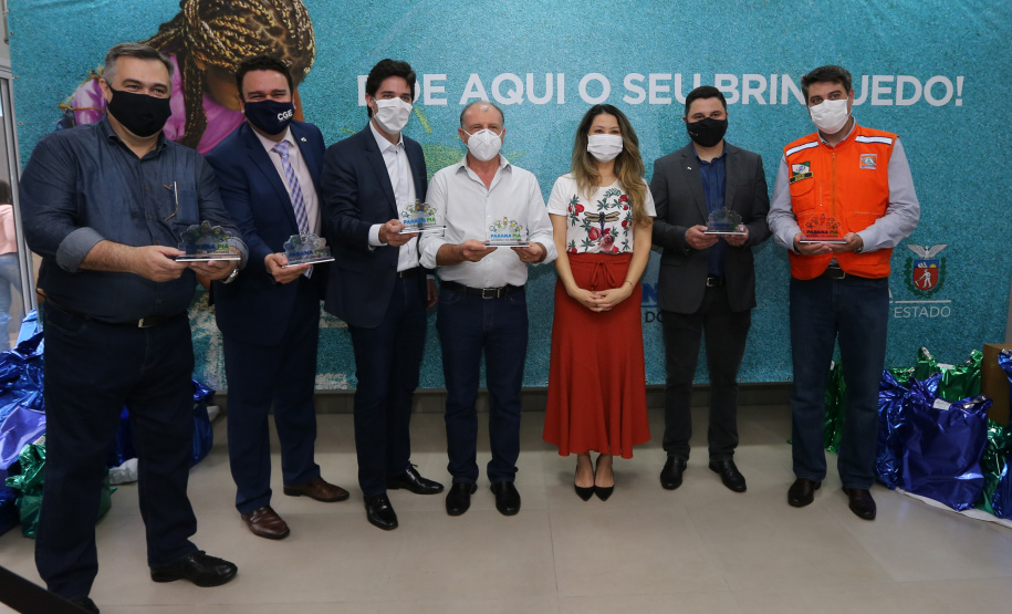 Parana Pia Encerramento da Campanha Paraná Piá, idealizada pela Primeira Dama do Estado, a Srª Luciana Saito Massa juntamente com a Superintendência Geral de Ação Solidária, no Hospital da Providencia em Apucarana, nesta quinta-feira(15).O objetivo da Campanha foi arrecadar brinquedos que foram entregues em comemoração ao dia das crianças. 15/10/2020 - Foto: Geraldo Bubniak/AEN