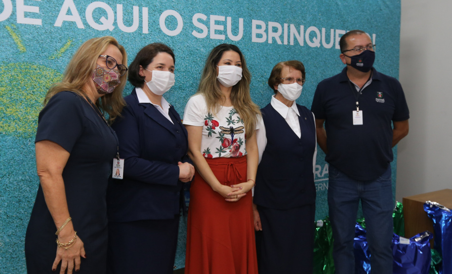 Parana Pia Encerramento da Campanha Paraná Piá, idealizada pela Primeira Dama do Estado, a Srª Luciana Saito Massa juntamente com a Superintendência Geral de Ação Solidária, no Hospital da Providencia em Apucarana, nesta quinta-feira(15).O objetivo da Campanha foi arrecadar brinquedos que foram entregues em comemoração ao dia das crianças. 15/10/2020 - Foto: Geraldo Bubniak/AEN