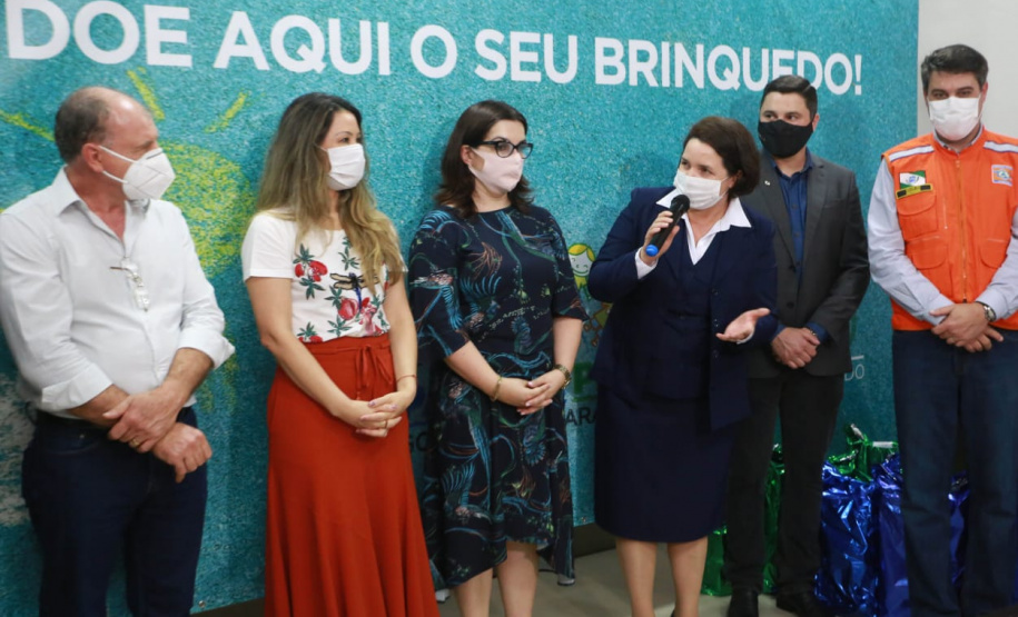 A campanha Paraná Piá terminou nesta quinta-feira (15) com uma entrega simbólica de 250 brinquedos para crianças internadas no Hospital da Providência em Apucarana, no Vale do Ivaí. A iniciativa, liderada pela primeira-dama Luciana Saito Massa, e pela Superintendência Geral de Ação Solidária (SGAS), do Governo do Estado, arrecadou mais de 15 mil brinquedos novos ou usados para celebrar o Dia das Crianças. Foto: Valdelino Pontes