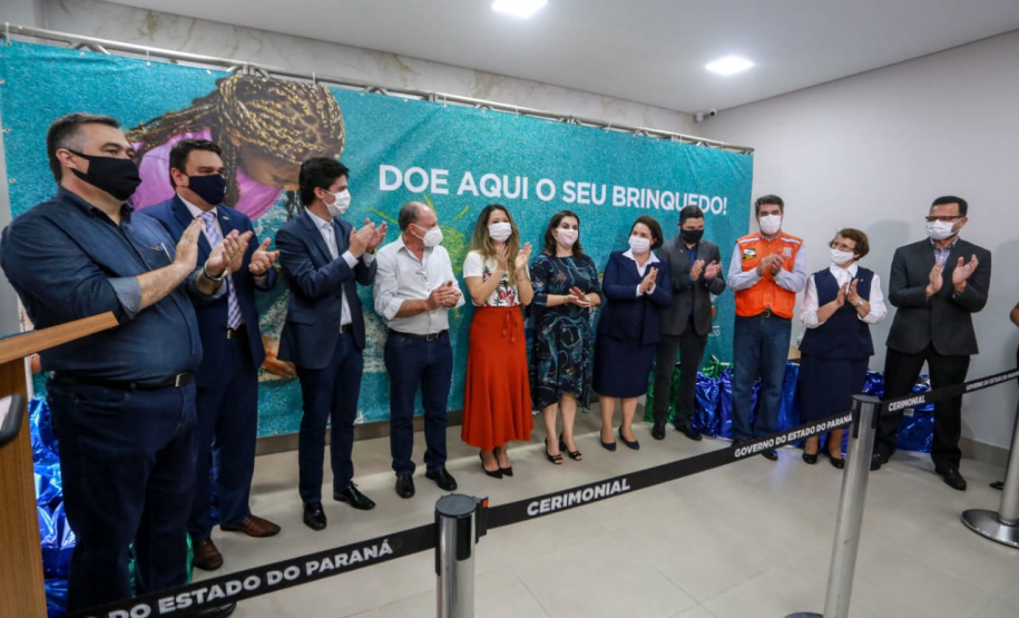 A campanha Paraná Piá terminou nesta quinta-feira (15) com uma entrega simbólica de 250 brinquedos para crianças internadas no Hospital da Providência em Apucarana, no Vale do Ivaí. A iniciativa, liderada pela primeira-dama Luciana Saito Massa, e pela Superintendência Geral de Ação Solidária (SGAS), do Governo do Estado, arrecadou mais de 15 mil brinquedos novos ou usados para celebrar o Dia das Crianças. Foto: Valdelino Pontes