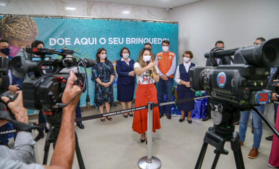 A campanha Paraná Piá terminou nesta quinta-feira (15) com uma entrega simbólica de 250 brinquedos para crianças internadas no Hospital da Providência em Apucarana, no Vale do Ivaí. A iniciativa, liderada pela primeira-dama Luciana Saito Massa, e pela Superintendência Geral de Ação Solidária (SGAS), do Governo do Estado, arrecadou mais de 15 mil brinquedos novos ou usados para celebrar o Dia das Crianças. Foto: Valdelino Pontes