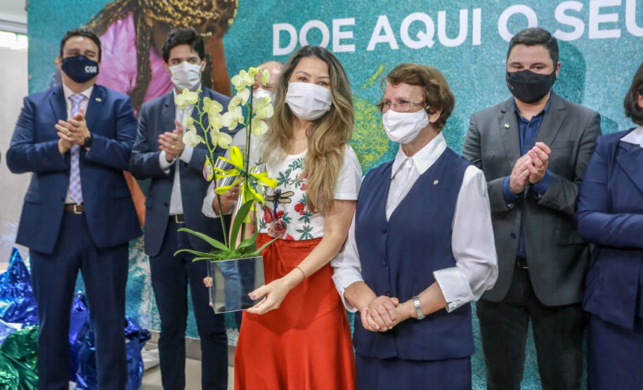 A campanha Paraná Piá terminou nesta quinta-feira (15) com uma entrega simbólica de 250 brinquedos para crianças internadas no Hospital da Providência em Apucarana, no Vale do Ivaí. A iniciativa, liderada pela primeira-dama Luciana Saito Massa, e pela Superintendência Geral de Ação Solidária (SGAS), do Governo do Estado, arrecadou mais de 15 mil brinquedos novos ou usados para celebrar o Dia das Crianças. Foto: Valdelino Pontes