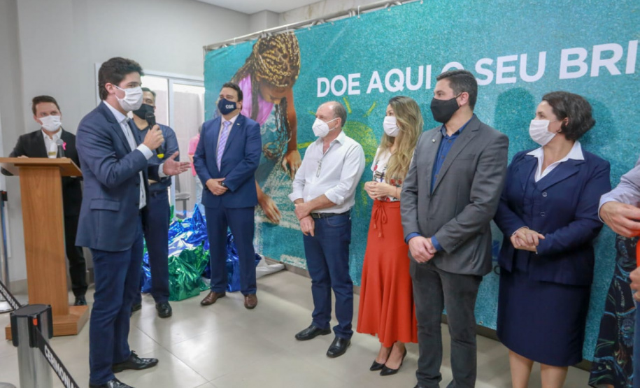 A campanha Paraná Piá terminou nesta quinta-feira (15) com uma entrega simbólica de 250 brinquedos para crianças internadas no Hospital da Providência em Apucarana, no Vale do Ivaí. A iniciativa, liderada pela primeira-dama Luciana Saito Massa, e pela Superintendência Geral de Ação Solidária (SGAS), do Governo do Estado, arrecadou mais de 15 mil brinquedos novos ou usados para celebrar o Dia das Crianças. Foto: Valdelino Pontes