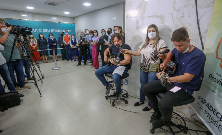 A campanha Paraná Piá terminou nesta quinta-feira (15) com uma entrega simbólica de 250 brinquedos para crianças internadas no Hospital da Providência em Apucarana, no Vale do Ivaí. A iniciativa, liderada pela primeira-dama Luciana Saito Massa, e pela Superintendência Geral de Ação Solidária (SGAS), do Governo do Estado, arrecadou mais de 15 mil brinquedos novos ou usados para celebrar o Dia das Crianças. Foto: Valdelino Pontes