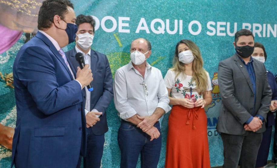 A campanha Paraná Piá terminou nesta quinta-feira (15) com uma entrega simbólica de 250 brinquedos para crianças internadas no Hospital da Providência em Apucarana, no Vale do Ivaí. A iniciativa, liderada pela primeira-dama Luciana Saito Massa, e pela Superintendência Geral de Ação Solidária (SGAS), do Governo do Estado, arrecadou mais de 15 mil brinquedos novos ou usados para celebrar o Dia das Crianças. Foto: Valdelino Pontes