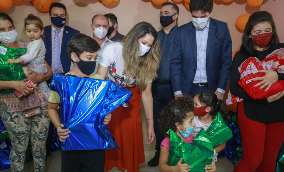 A campanha Paraná Piá terminou nesta quinta-feira (15) com uma entrega simbólica de 250 brinquedos para crianças internadas no Hospital da Providência em Apucarana, no Vale do Ivaí. A iniciativa, liderada pela primeira-dama Luciana Saito Massa, e pela Superintendência Geral de Ação Solidária (SGAS), do Governo do Estado, arrecadou mais de 15 mil brinquedos novos ou usados para celebrar o Dia das Crianças. Foto: Valdelino Pontes