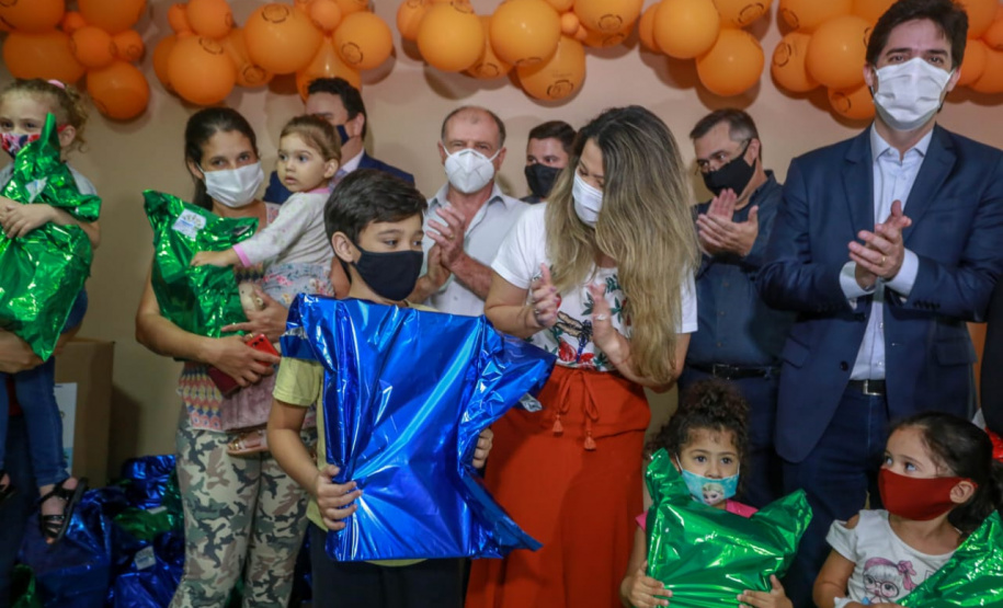 A campanha Paraná Piá terminou nesta quinta-feira (15) com uma entrega simbólica de 250 brinquedos para crianças internadas no Hospital da Providência em Apucarana, no Vale do Ivaí. A iniciativa, liderada pela primeira-dama Luciana Saito Massa, e pela Superintendência Geral de Ação Solidária (SGAS), do Governo do Estado, arrecadou mais de 15 mil brinquedos novos ou usados para celebrar o Dia das Crianças. Foto: Valdelino Pontes