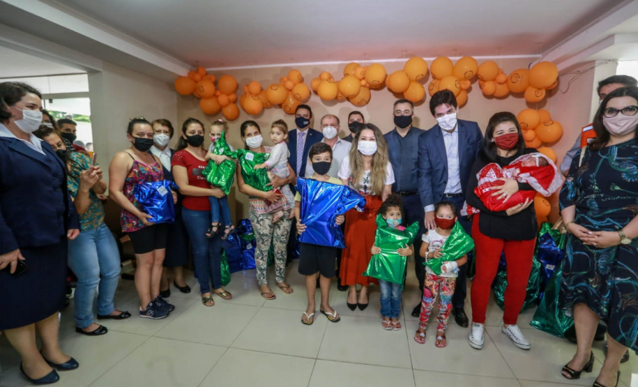 A campanha Paraná Piá terminou nesta quinta-feira (15) com uma entrega simbólica de 250 brinquedos para crianças internadas no Hospital da Providência em Apucarana, no Vale do Ivaí. A iniciativa, liderada pela primeira-dama Luciana Saito Massa, e pela Superintendência Geral de Ação Solidária (SGAS), do Governo do Estado, arrecadou mais de 15 mil brinquedos novos ou usados para celebrar o Dia das Crianças. Foto: Valdelino Pontes
