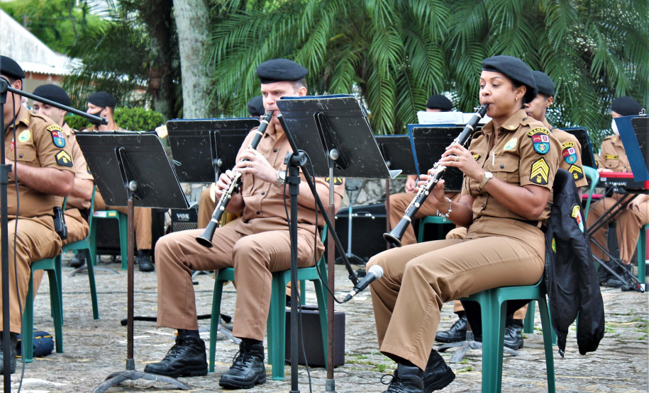 Banda da PM se apresenta na Secretaria da Educação. Foto:SEED