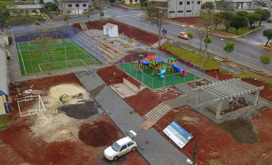Um investimento de R$ 650.223,54 da Secretaria de Desenvolvimento Urbano e Obras Públicas também está tirando do papel um espaço fundamental para cidades desse porte: uma praça municipal. Ela fica entre a Avenida Brasil, a Alameda Cinco e as ruas Quatro e Cinco, a apenas seis quadras da PRC-280, principal corredor de exportação do Sudoeste do Paraná. Foto: José fernando Ogura/AEN
