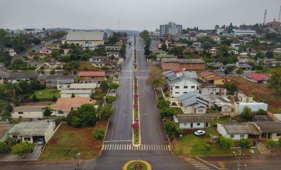 Um investimento de R$ 650.223,54 da Secretaria de Desenvolvimento Urbano e Obras Públicas também está tirando do papel um espaço fundamental para cidades desse porte: uma praça municipal. Ela fica entre a Avenida Brasil, a Alameda Cinco e as ruas Quatro e Cinco, a apenas seis quadras da PRC-280, principal corredor de exportação do Sudoeste do Paraná. Foto: José fernando Ogura/AEN