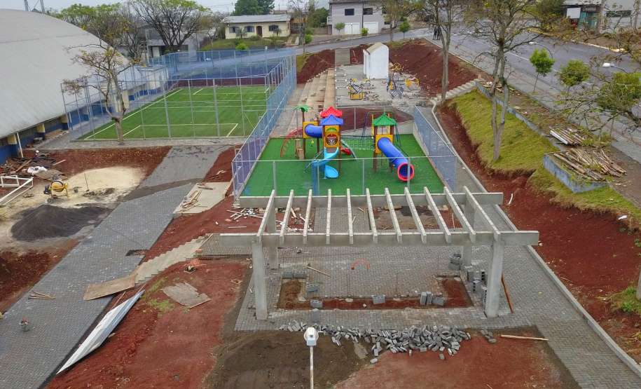 Um investimento de R$ 650.223,54 da Secretaria de Desenvolvimento Urbano e Obras Públicas também está tirando do papel um espaço fundamental para cidades desse porte: uma praça municipal. Ela fica entre a Avenida Brasil, a Alameda Cinco e as ruas Quatro e Cinco, a apenas seis quadras da PRC-280, principal corredor de exportação do Sudoeste do Paraná. Foto: José fernando Ogura/AEN