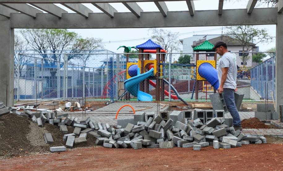 Um investimento de R$ 650.223,54 da Secretaria de Desenvolvimento Urbano e Obras Públicas também está tirando do papel um espaço fundamental para cidades desse porte: uma praça municipal. Ela fica entre a Avenida Brasil, a Alameda Cinco e as ruas Quatro e Cinco, a apenas seis quadras da PRC-280, principal corredor de exportação do Sudoeste do Paraná. Foto: José fernando Ogura/AEN