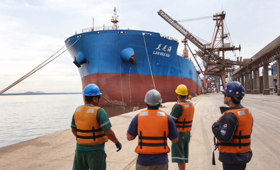 Este ano, os portos do Paraná receberam navios de 48 nacionalidades diferentes. De janeiro até setembro, 1.845 atracações aconteceram nos terminais de Paranaguá e Antonina. A bandeira mais frequente foi a da República das Ilhas Marshall, um pequeno país da Oceania, que apareceu em 273 embarcações.   Foto: José Fernando Ogura/AEN