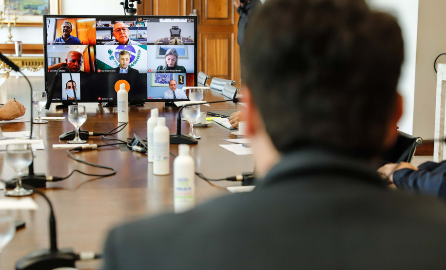 O governador Carlos Massa Ratinho Junior e os secretários estaduais se reuniram virtualmente nesta segunda-feira (19) com os deputados federais para discutir projetos de interesse do Paraná e estreitar o diálogo sobre a vinculação das emendas parlamentares ao Orçamento da União de 2021 a programas e obras prioritárias ao Estado.