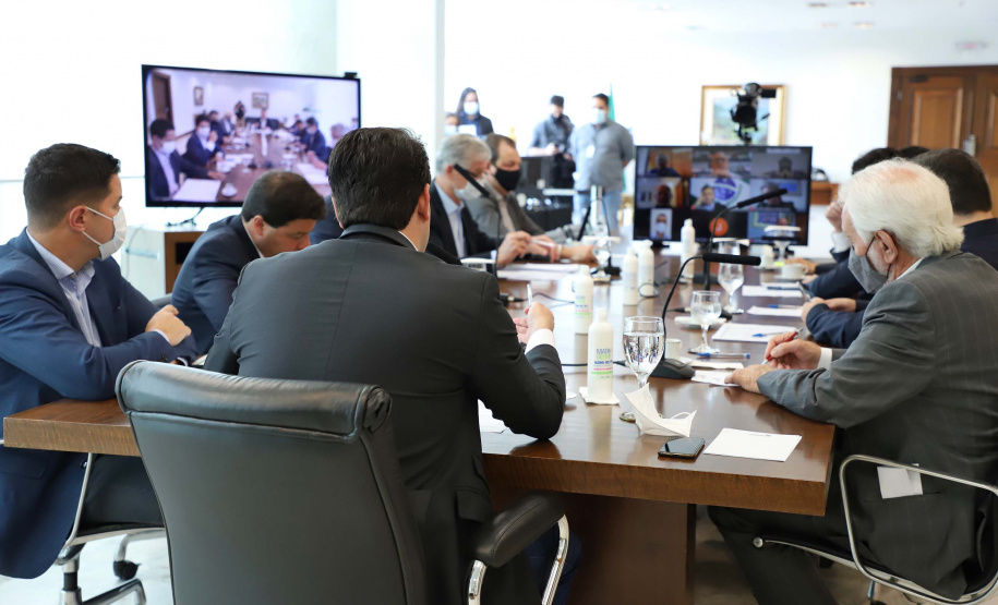 O governador Carlos Massa Ratinho Junior e os secretários estaduais se reuniram virtualmente nesta segunda-feira (19) com os deputados federais para discutir projetos de interesse do Paraná e estreitar o diálogo sobre a vinculação das emendas parlamentares ao Orçamento da União de 2021 a programas e obras prioritárias ao Estado. Foto: Jose Fernando OguraAEN