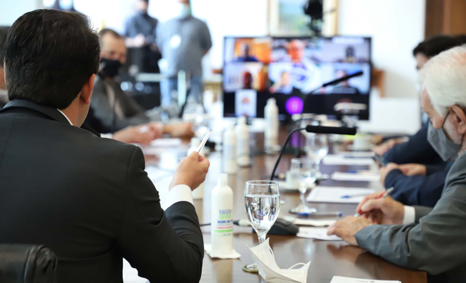 O governador Carlos Massa Ratinho Junior e os secretários estaduais se reuniram virtualmente nesta segunda-feira (19) com os deputados federais para discutir projetos de interesse do Paraná e estreitar o diálogo sobre a vinculação das emendas parlamentares ao Orçamento da União de 2021 a programas e obras prioritárias ao Estado.Foto: Jose Fernando OguraAEN