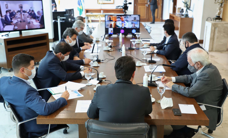 O governador Carlos Massa Ratinho Junior e os secretários estaduais se reuniram virtualmente nesta segunda-feira (19) com os deputados federais para discutir projetos de interesse do Paraná e estreitar o diálogo sobre a vinculação das emendas parlamentares ao Orçamento da União de 2021 a programas e obras prioritárias ao Estado. Foto: Jose Fernando OguraAEN