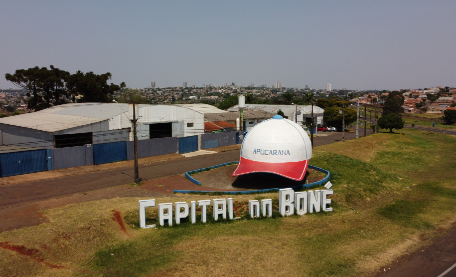 FEITO NO PARANA - Apucarana Capital do Bone.Conhecida e reconhecida como a capital nacional do boné, a cidade de Apucarana fica no norte do Paraná  concentra de 70% a 80% de toda a produção de bonés no Brasil. A produção de bonés é responsável pela grande parte da geração de empregos diretos e indiretos neste polo.05/10/2020 - Foto: Geraldo Bubniak/AEN