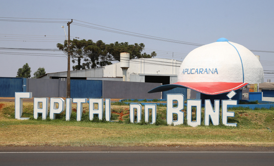 FEITO NO PARANA - Apucarana Capital do Bone.Conhecida e reconhecida como a capital nacional do boné, a cidade de Apucarana fica no norte do Paraná  concentra de 70% a 80% de toda a produção de bonés no Brasil. A produção de bonés é responsável pela grande parte da geração de empregos diretos e indiretos neste polo.05/10/2020 - Foto: Geraldo Bubniak/AEN