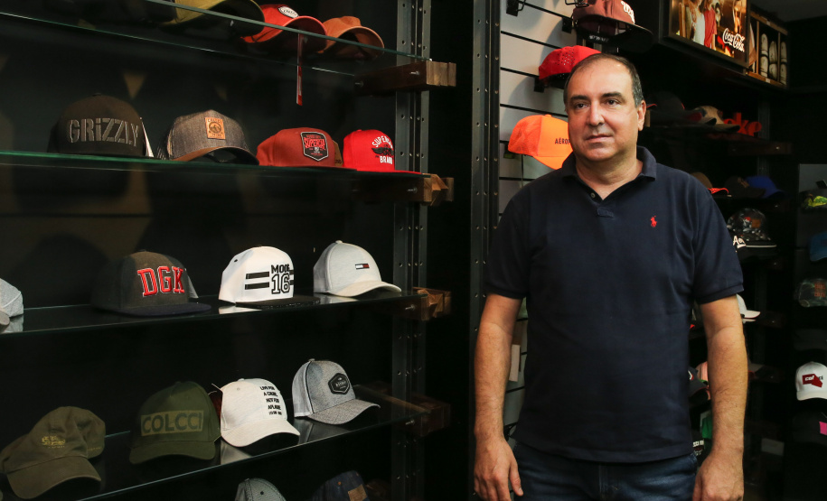 FEITO NO PARANA - Apucarana Capital do Bone.Blue Ocean Confecções em Apucarana - Diretor  Adeli Garcia Junior. 05/10/2020 - Foto: Geraldo Bubniak/AEN