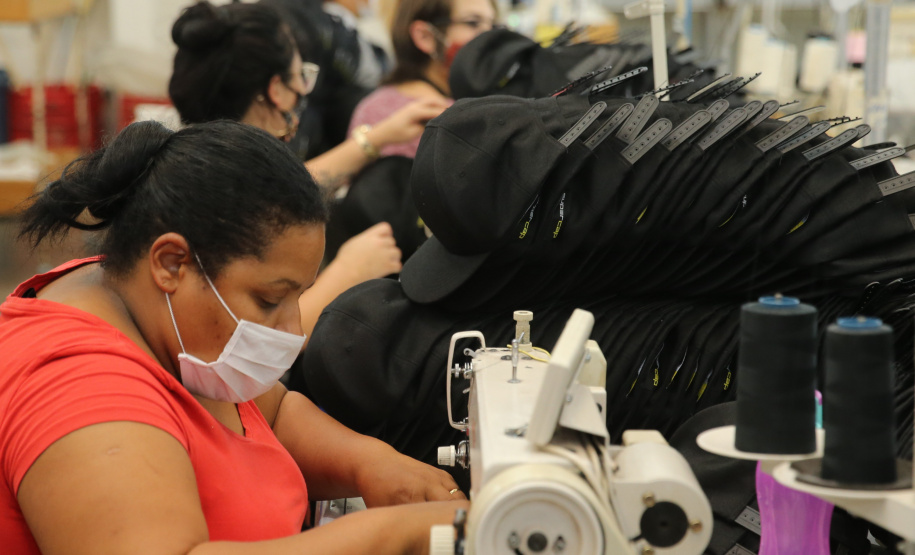 FEITO NO PARANA - Apucarana Capital do Bone.Blue Ocean Confecções em Apucarana05/10/2020 - Foto: Geraldo Bubniak/AEN
