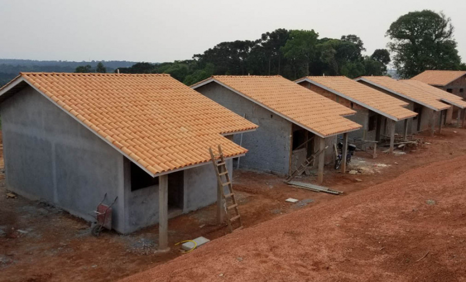 Três empreendimentos habitacionais em construção em Prudentópolis, na região Centro-Sul do estado, foram vistoriados pela equipe técnica da Cohapar e prefeitura nesta semana. As obras estão localizadas na Vila Torres (25 moradias), Vila Palmeira (40) e Vila Santana (89). Os investimentos somam R$ 12,5 milhões em recursos do próprio Governo do Estado e de um financiamento internacional obtido junto ao Banco Interamericano de Desenvolvimento.

Foto: Fábio Ortigara