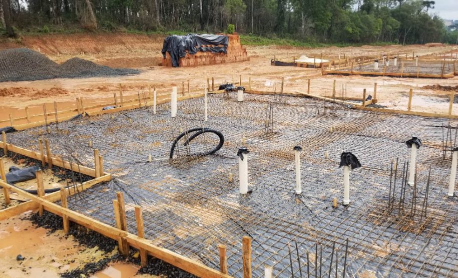 Três empreendimentos habitacionais em construção em Prudentópolis, na região Centro-Sul do estado, foram vistoriados pela equipe técnica da Cohapar e prefeitura nesta semana. As obras estão localizadas na Vila Torres (25 moradias), Vila Palmeira (40) e Vila Santana (89). Os investimentos somam R$ 12,5 milhões em recursos do próprio Governo do Estado e de um financiamento internacional obtido junto ao Banco Interamericano de Desenvolvimento.

Foto: Fábio Ortigara