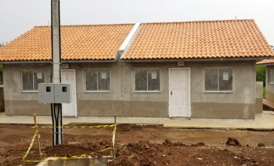 Três empreendimentos habitacionais em construção em Prudentópolis, na região Centro-Sul do estado, foram vistoriados pela equipe técnica da Cohapar e prefeitura nesta semana. As obras estão localizadas na Vila Torres (25 moradias), Vila Palmeira (40) e Vila Santana (89). Os investimentos somam R$ 12,5 milhões em recursos do próprio Governo do Estado e de um financiamento internacional obtido junto ao Banco Interamericano de Desenvolvimento.

Foto: Fábio Ortigara