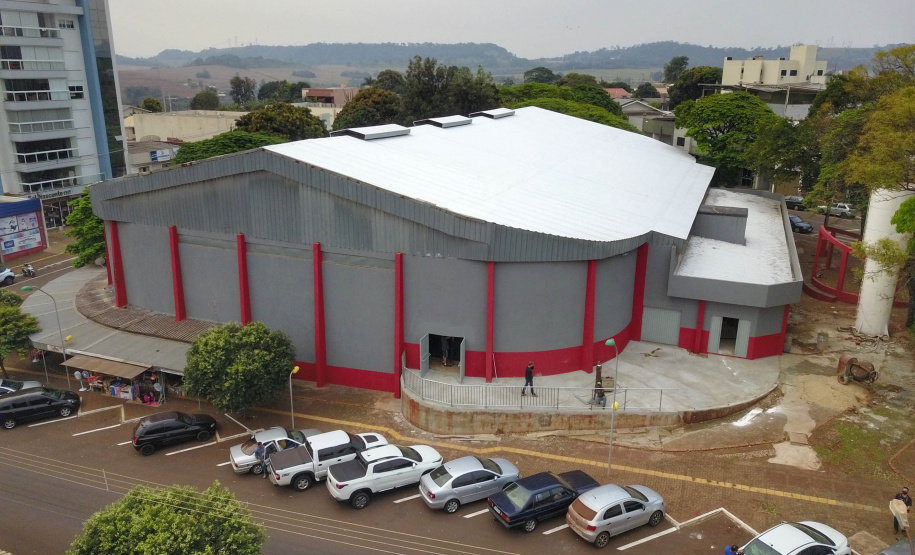 Um investimento de R$ 679.924,30 da Secretaria de Desenvolvimento Urbano e de Obras Públicas está revitalizando o Ginásio de Esportes Walter Marcon, no Centro de São Miguel do Iguaçu, na região Oeste do Paraná. Uma das principais mudanças é o aumento da quadra para atender o padrão oficial do futsal (40 por 20 metros), o que aproxima o ginásio de ser uma alternativa para os jogos oficiais do São Miguel Futsal, o xodó do município. Foto: José Fernando Ogura/AEN