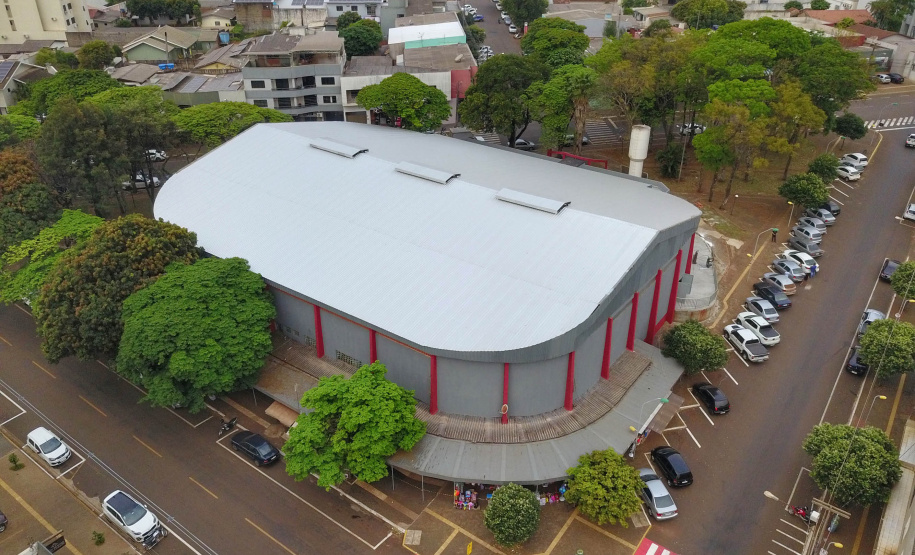 Um investimento de R$ 679.924,30 da Secretaria de Desenvolvimento Urbano e de Obras Públicas está revitalizando o Ginásio de Esportes Walter Marcon, no Centro de São Miguel do Iguaçu, na região Oeste do Paraná. Uma das principais mudanças é o aumento da quadra para atender o padrão oficial do futsal (40 por 20 metros), o que aproxima o ginásio de ser uma alternativa para os jogos oficiais do São Miguel Futsal, o xodó do município. Foto: José Fernando Ogura/AEN