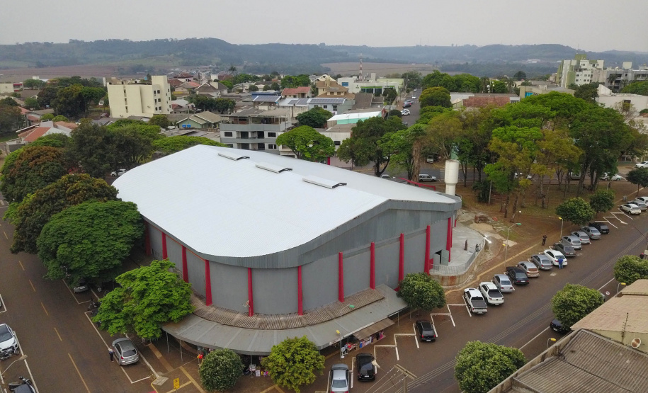 Um investimento de R$ 679.924,30 da Secretaria de Desenvolvimento Urbano e de Obras Públicas está revitalizando o Ginásio de Esportes Walter Marcon, no Centro de São Miguel do Iguaçu, na região Oeste do Paraná. Uma das principais mudanças é o aumento da quadra para atender o padrão oficial do futsal (40 por 20 metros), o que aproxima o ginásio de ser uma alternativa para os jogos oficiais do São Miguel Futsal, o xodó do município. Foto: José Fernando Ogura/AEN