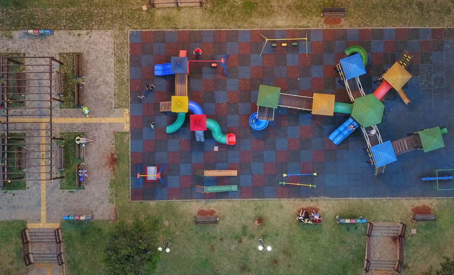 A menos de um quilômetro do Ginásio de Esportes Walter Marcon está a Praça Central de São Miguel do Iguaçu. Ela passou por uma revitalização com apoio de R$ 670 mil da Secretaria do Desenvolvimento Urbano e de Obras Públicas e foi entregue em meados do ano passado. Foto: José Fernando Ogura/AEN