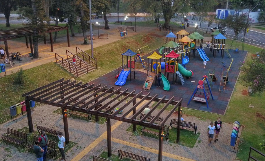 A menos de um quilômetro do Ginásio de Esportes Walter Marcon está a Praça Central de São Miguel do Iguaçu. Ela passou por uma revitalização com apoio de R$ 670 mil da Secretaria do Desenvolvimento Urbano e de Obras Públicas e foi entregue em meados do ano passado. Foto: José Fernando Ogura/AEN