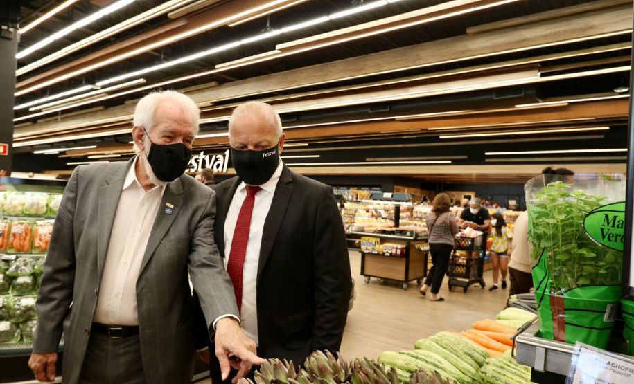 O governador Ratinho Junior e o vice-governador, Darci Piana,  durante a inauguração da 13ª loja da rede de supermercados Festval do grupo Beal em Curitiba. Foto: Camila Tonett