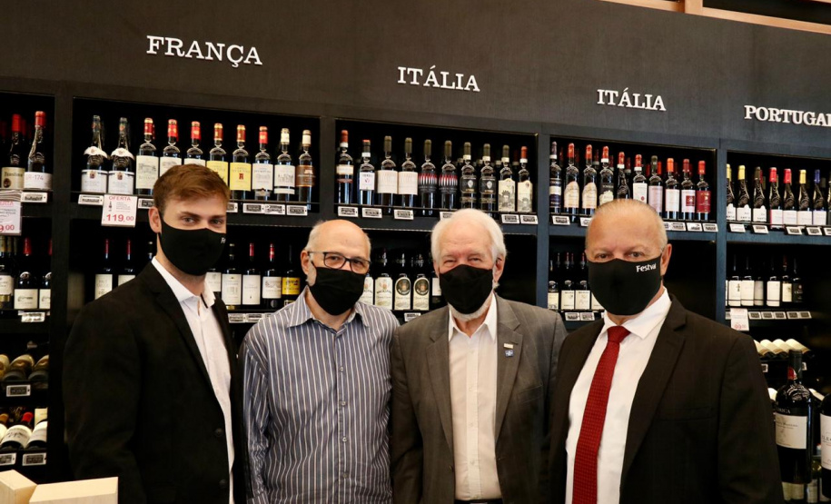 O governador Ratinho Junior e o vice-governador, Darci Piana,  durante a inauguração da 13ª loja da rede de supermercados Festval do grupo Beal em Curitiba. Foto: Camila Tonett