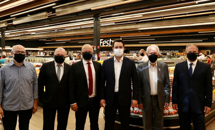 O governador Ratinho Junior e o vice-governador, Darci Piana,  durante a inauguração da 13ª loja da rede de supermercados Festval do grupo Beal em Curitiba. Foto: Camila Tonett