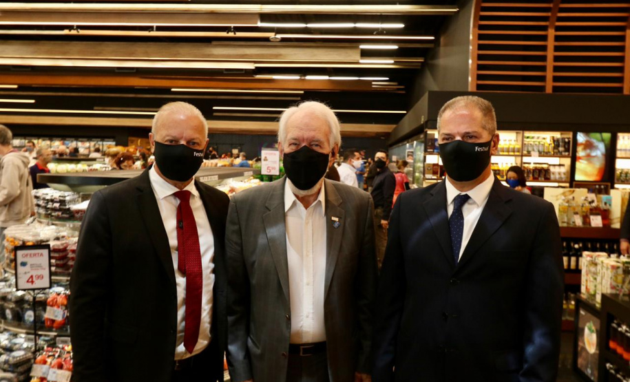 O governador Ratinho Junior e o vice-governador, Darci Piana,  durante a inauguração da 13ª loja da rede de supermercados Festval do grupo Beal em Curitiba. Foto: Camila Tonett