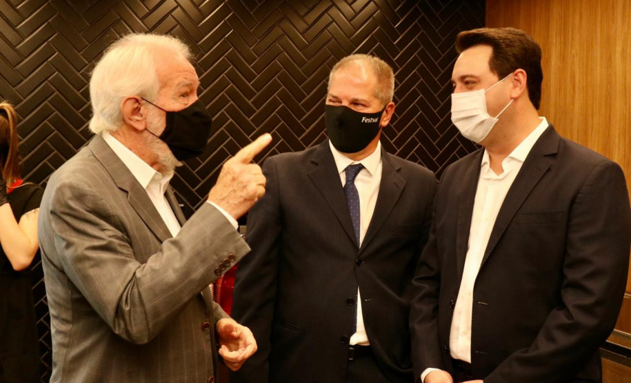 O governador Ratinho Junior e o vice-governador, Darci Piana,  durante a inauguração da 13ª loja da rede de supermercados Festval do grupo Beal em Curitiba. Foto: Camila Tonett