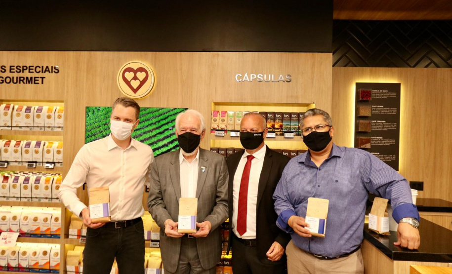 O governador Ratinho Junior e o vice-governador, Darci Piana,  durante a inauguração da 13ª loja da rede de supermercados Festval do grupo Beal em Curitiba. Foto: Camila Tonett