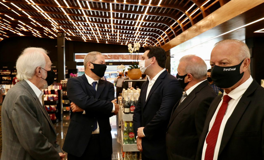 O governador Ratinho Junior e o vice-governador, Darci Piana,  durante a inauguração da 13ª loja da rede de supermercados Festval do grupo Beal em Curitiba. Foto: Camila Tonett