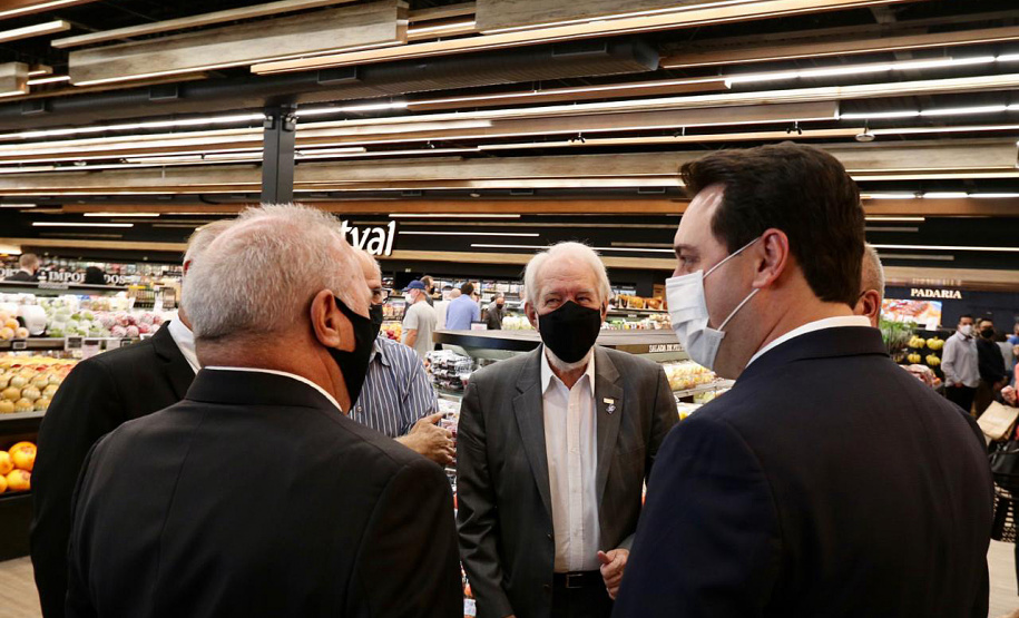 O governador Ratinho Junior e o vice-governador, Darci Piana,  durante a inauguração da 13ª loja da rede de supermercados Festval do grupo Beal em Curitiba. Foto: Camila Tonett