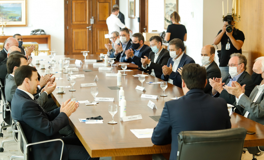 A Gelprime, empresa do grupo Vancouros, anunciou nesta terça-feira (20) um investimento de cerca de R$ 300 milhões em um complexo industrial em Ibiporã, no Norte do Paraná.  A assinatura do acordo com a Secretaria da Fazenda aconteceu no Palácio Iguaçu e contou com a participação do governador Carlos Massa Ratinho Junior e do presidente da empresa, Edson Vanzella Pereira de Souza.