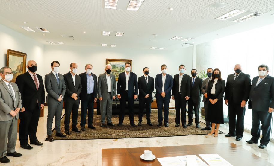 A Gelprime, empresa do grupo Vancouros, anunciou nesta terça-feira (20) um investimento de cerca de R$ 300 milhões em um complexo industrial em Ibiporã, no Norte do Paraná.  A assinatura do acordo com a Secretaria da Fazenda aconteceu no Palácio Iguaçu e contou com a participação do governador Carlos Massa Ratinho Junior e do presidente da empresa, Edson Vanzella Pereira de Souza.