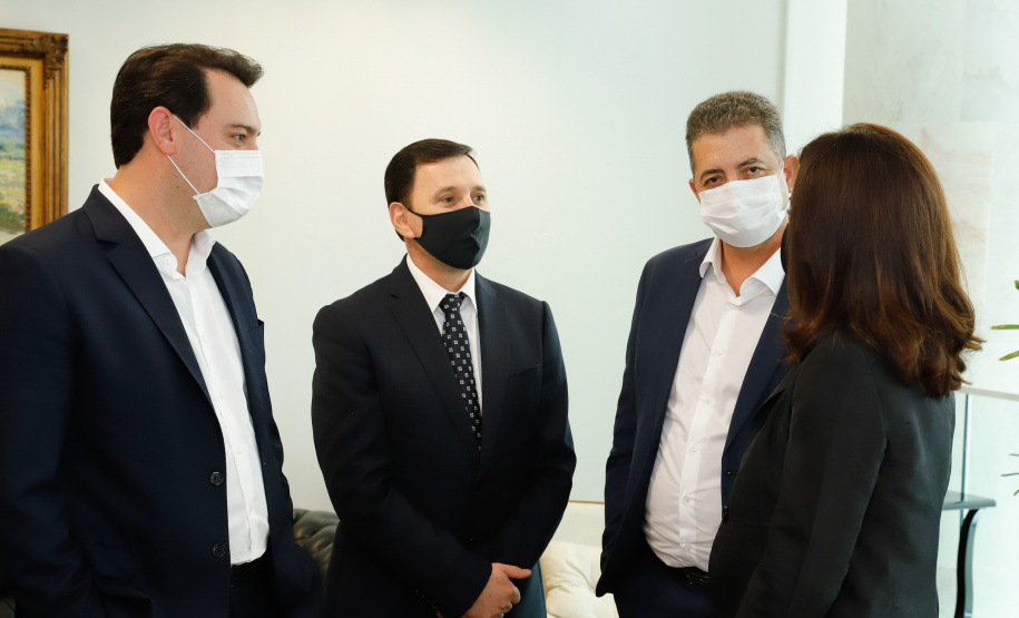 A Gelprime, empresa do grupo Vancouros, anunciou nesta terça-feira (20) um investimento de cerca de R$ 300 milhões em um complexo industrial em Ibiporã, no Norte do Paraná.  A assinatura do acordo com a Secretaria da Fazenda aconteceu no Palácio Iguaçu e contou com a participação do governador Carlos Massa Ratinho Junior e do presidente da empresa, Edson Vanzella Pereira de Souza.