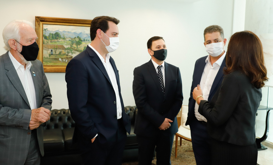 A Gelprime, empresa do grupo Vancouros, anunciou nesta terça-feira (20) um investimento de cerca de R$ 300 milhões em um complexo industrial em Ibiporã, no Norte do Paraná.  A assinatura do acordo com a Secretaria da Fazenda aconteceu no Palácio Iguaçu e contou com a participação do governador Carlos Massa Ratinho Junior e do presidente da empresa, Edson Vanzella Pereira de Souza.