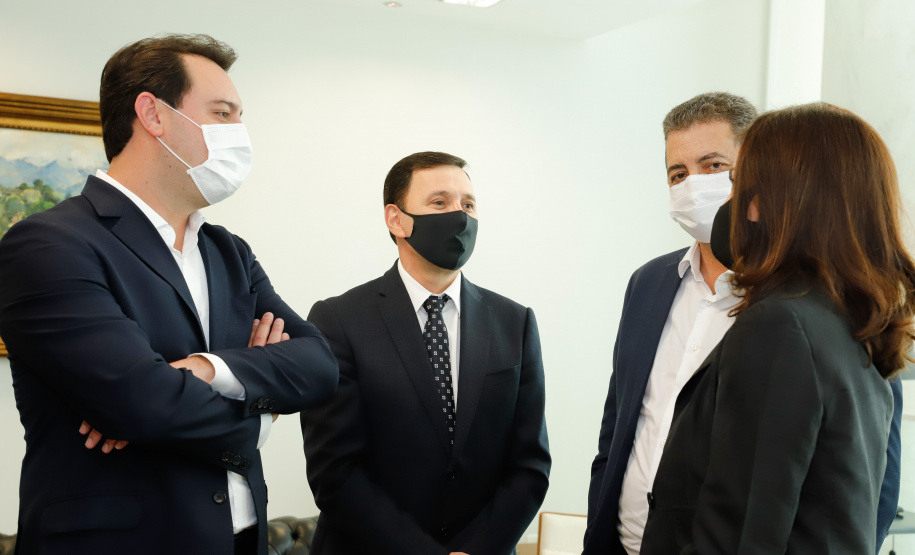 A Gelprime, empresa do grupo Vancouros, anunciou nesta terça-feira (20) um investimento de cerca de R$ 300 milhões em um complexo industrial em Ibiporã, no Norte do Paraná.  A assinatura do acordo com a Secretaria da Fazenda aconteceu no Palácio Iguaçu e contou com a participação do governador Carlos Massa Ratinho Junior e do presidente da empresa, Edson Vanzella Pereira de Souza.